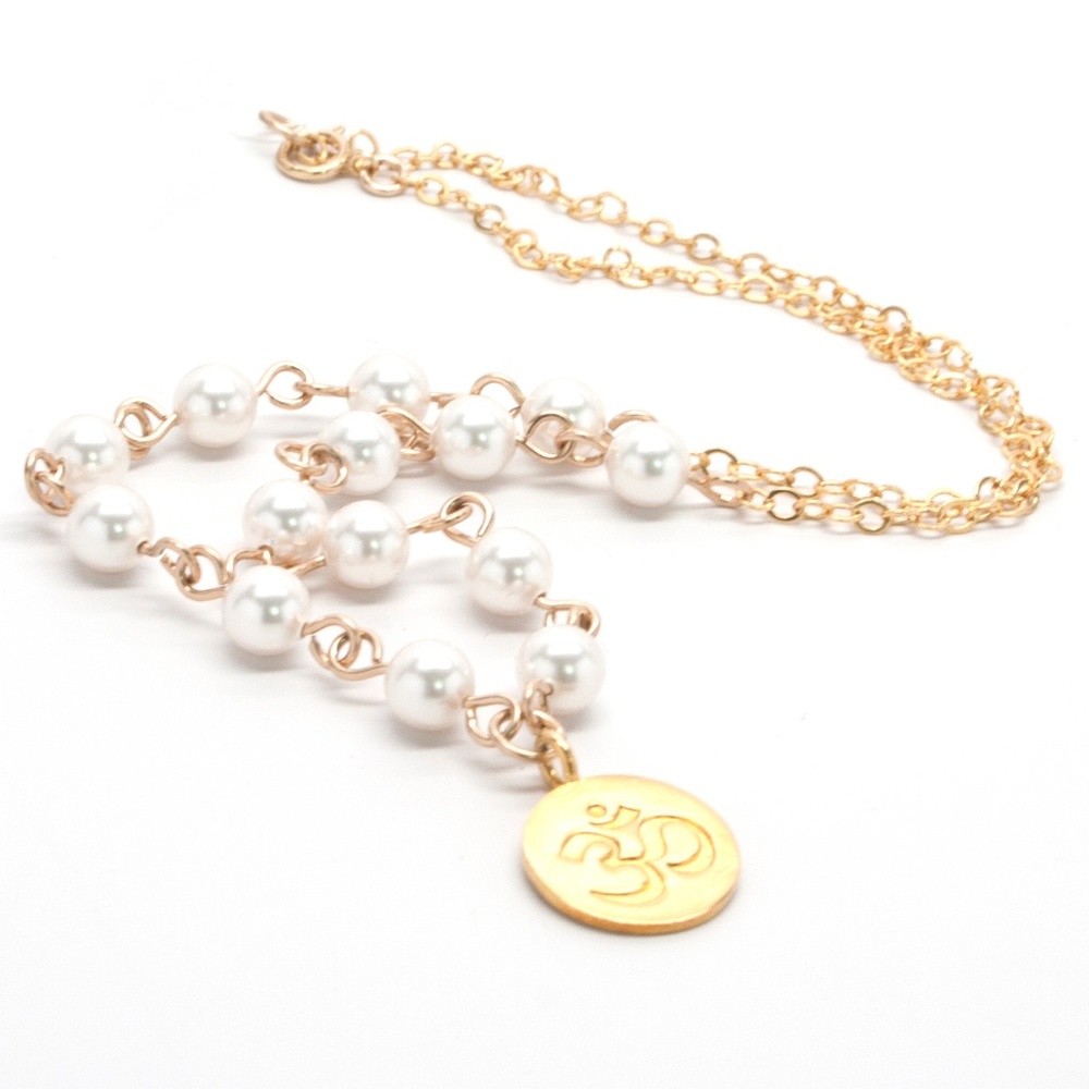 Ôm gold pearl necklace